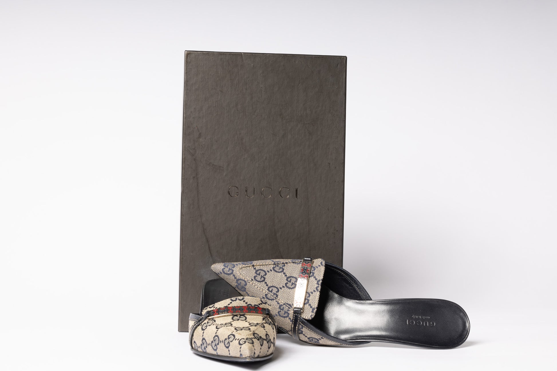 Step into vintage luxury with Gucci Mules. Experience the timeless style and sophistication with this iconic footwear. 